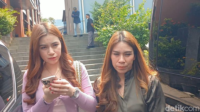 Rinoa Aurora dan ibundanya saat ditemui di kawasan Jakarta.