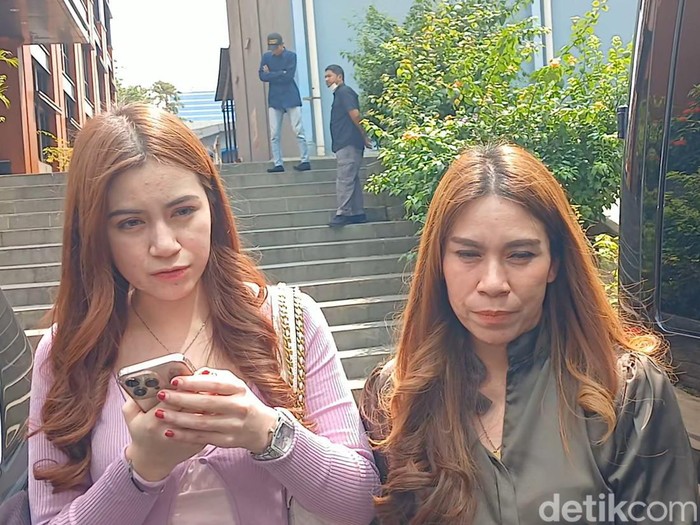 Rinoa Aurora dan ibundanya saat ditemui di kawasan Jakarta.