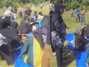 Viral Emak-emak Tarik Paksa Pengungsi Rohingya