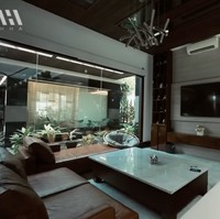 Minimalis menjadi gaya arsitektur rumahnya. Kayu mendominasi interior sehingga menciptakan atmosfer yang hangat, seperti yang terlihat di area ruang keluarga. (Foto: YouTube/AH)