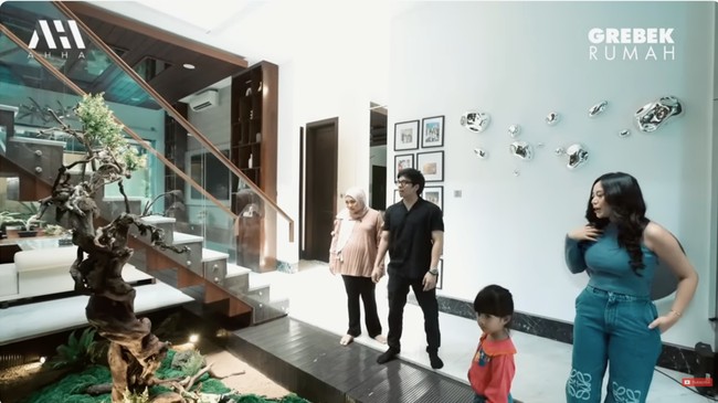 Hampir di setiap sudut rumah Rachel dihiasi tanaman. Bahkan, terdapat taman di dalam ruangan yang membuat suasana tetap asri. (Foto: YouTube/AH)
