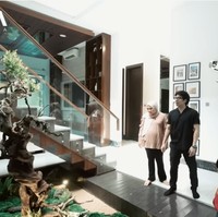 Hampir di setiap sudut rumah Rachel dihiasi tanaman. Bahkan, terdapat taman di dalam ruangan yang membuat suasana tetap asri. (Foto: YouTube/AH)