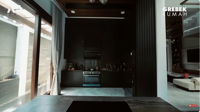 Dapur menjadi salah satu area favorit Rachel di rumah. Aku suka masak, tapi bukan jago ya, ujarnya. (Foto: YouTube/AH)