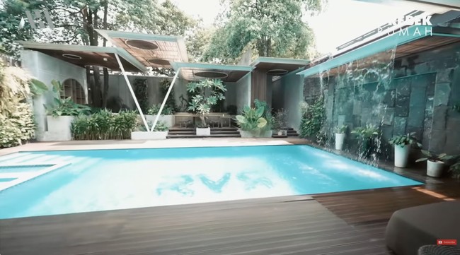 Rumah Rachel tentunya dilengkapi fasilitas kolam renang dengan area duduk bak di hotel bintang lima. Kolam renang dengan lantai yang dihiasi tulisan RVR (inisial dari nama panjang Rachel) tersebut bahkan memiliki semacam air terjun mini yang membuat suasana makin adem. (Foto: YouTube/AH)