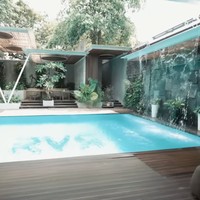 Rumah Rachel tentunya dilengkapi fasilitas kolam renang dengan area duduk bak di hotel bintang lima. Kolam renang dengan lantai yang dihiasi tulisan RVR (inisial dari nama panjang Rachel) tersebut bahkan memiliki semacam air terjun mini yang membuat suasana makin adem. (Foto: YouTube/AH)