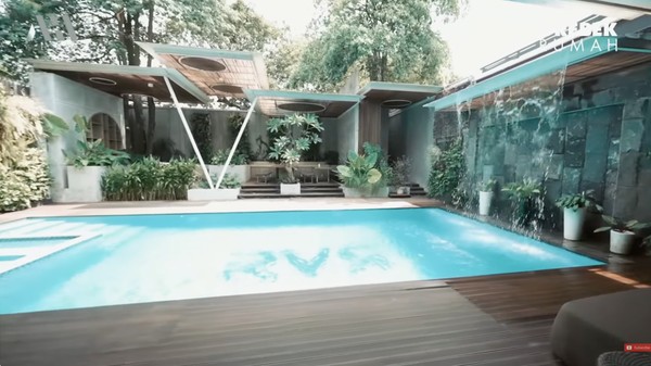 10 Potret Rumah Mewah Rachel Vennya, Ada Air Terjun di Kolam Renang