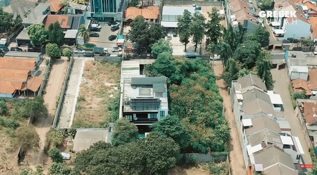 Rachel Vennya menempati sebuah rumah baru yang lebih mewah dan megah dari sebelumnya. Ukurannya pun membuat takjub pasangan Atta Halilintar dan Aurel Hermansyah yang mampir ke rumahnya. “1.200 (meter persegi), luas tanah,” katanya saat tampil di konten ‘Grebek Rumah’ YouTube AH. (Foto: YouTube/AH)