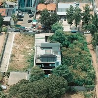 Rachel Vennya menempati sebuah rumah baru yang lebih mewah dan megah dari sebelumnya. Ukurannya pun membuat takjub pasangan Atta Halilintar dan Aurel Hermansyah yang mampir ke rumahnya. “1.200 (meter persegi), luas tanah,” katanya saat tampil di konten ‘Grebek Rumah’ YouTube AH. (Foto: YouTube/AH)