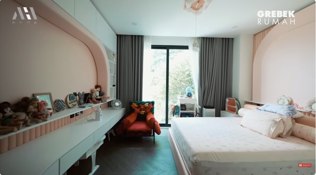 Inilah kamar putri Rachel, Chava. Tema warnanya pink sesuai dengan keinginan anak bungsunya. (Foto: YouTube/AH)