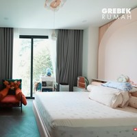 Inilah kamar putri Rachel, Chava. Tema warnanya pink sesuai dengan keinginan anak bungsunya. (Foto: YouTube/AH)