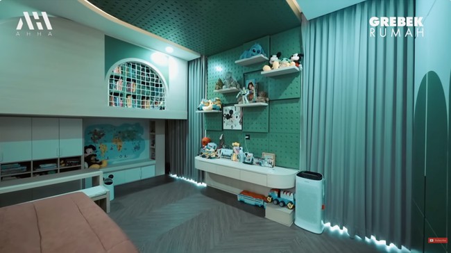 Sementara itu, Biru yang merupakan anak pertama Rachel memilih warna hijau. Fitur perpustakaan mini di lantai mezzanine membuat ruangan tersebut unik. (Foto: YouTube/AH)