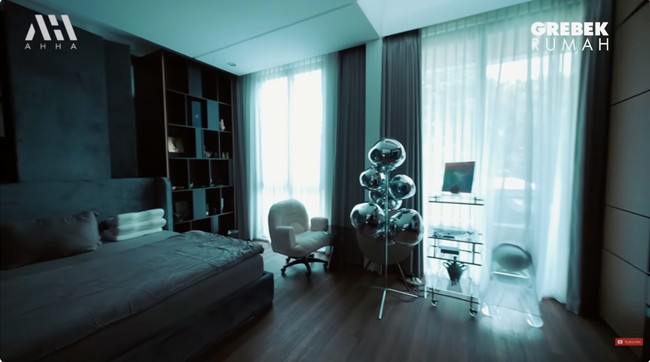 Inilah kamar utama, tempat Rachel beristirahat. Menariknya, terdapat sebuah pantri yang bersembunyi di balik panel dinding. (Foto: YouTube/AH)