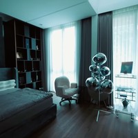 Inilah kamar utama, tempat Rachel beristirahat. Menariknya, terdapat sebuah pantri yang bersembunyi di balik panel dinding. (Foto: YouTube/AH)