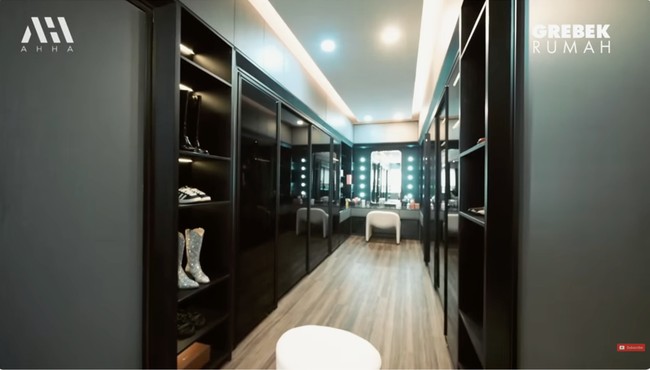 Kamar Rachel Vennya memiliki akses langsung ke walk-in closet yang tak kalah luas. (Foto: YouTube/AH)