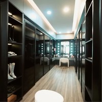 Kamar Rachel Vennya memiliki akses langsung ke walk-in closet yang tak kalah luas. (Foto: YouTube/AH)