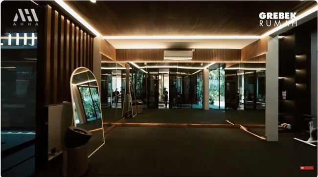 Meski mengaku bukan tipikal perempuan yang suka olahraga, Rachel tetap mendedikasikan sebuah ruangan yang menyerupai gym. Sebenarnya ini untuk memotivasiku buat olahraga, kata ibu dua anak itu. (Foto: YouTube/AH)