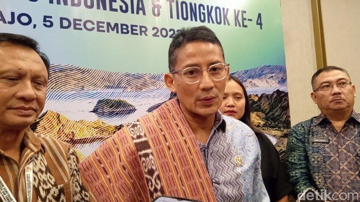 Sandiaga Uno memberikan keterangan pers di sela kegiatan Forum Kemitraan Bisnis Indonesia dan Tiongkok ke-4 di Labuan Bajo, Selasa (5/12/2023). (Ambrosius Ardin/detikBali)