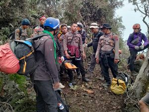 Polisi Masih Sisir Gunung Marapi, Khawatir Ada Pendaki Tak Terdata
