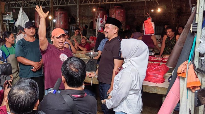 Serap Aspirasi, Caleg PAN Blusukan ke Pasar Kranji Dr. HC. Ari Pribadi Setiadarma, Caleg DPR RI Dapil Bekasi dan Depok dari Partai PAN blusukan ke Pasar Kranji di Kota Bekasi. Ia mendengarkan keluhan pedagang pasar.