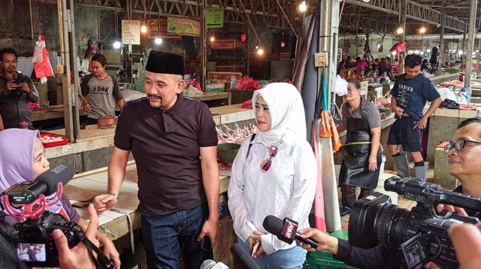 Dr. HC. Ari Pribadi Setiadarma, Caleg DPR RI Dapil Bekasi dan Depok dari Partai PAN blusukan ke Pasar Kranji di Kota Bekasi. Ia mendengarkan keluhan pedagang pasar.