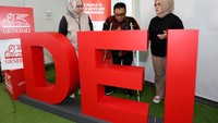 Manajemen Generali Indonesia, Vivin Arbianti Gautama, Chief Marketing Officer ( kanan) didampingi  Erika Damayanti selaku Chief Risk Officer (kiri) berbincang dengan Triyono sebagai Founder dan CEO Difa Bike Indonesia  saat acara ‘I’mPossible’ di depan karyawan Generali Indonesia di Jakarta, Rabu (6/12/2023). 