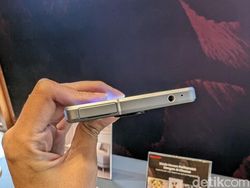 Wujud Sharp Aquos R8s Series, HP Flagship Masih Punya Headphone Jack