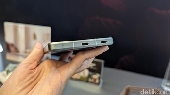Di bagian bawah tersedia port USB-C dan speaker. Duo Aquos R8s juga dilengkapi slot microSD hingga 1TB. Foto: Virgina Maulita Putri/detikINET