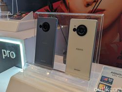 Wujud Sharp Aquos R8s Series, HP Flagship Masih Punya Headphone Jack