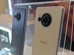 Wujud Sharp Aquos R8s Series, HP Flagship Masih Punya Headphone Jack