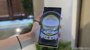 Aquos R8s mengusung layar Pro IGZO OLED berukuran 6,4 inch dengan resolusi FHD+, refresh rate 240Hz, Dolby Vision, dan tingkat kecerahan hingga 1.300 nits. Foto: Virgina Maulita Putri/detikINET