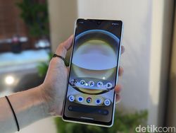 Wujud Sharp Aquos R8s Series, HP Flagship Masih Punya Headphone Jack