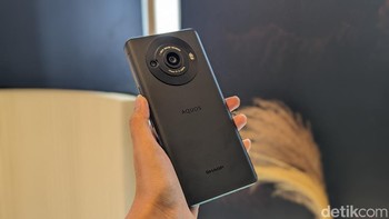 Beralih ke Sharp Aquos R8s Pro yang ukurannya sedikit lebih besar dibandingkan versi non-Pro. Ponsel ini sudah dilengkapi sertifikasi IP68 yang membuatnya tahan debu dan air serta menggunakan desain plastik plant-based. Foto: Virgina Maulita Putri/detikINET