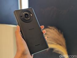 Wujud Sharp Aquos R8s Series, HP Flagship Masih Punya Headphone Jack