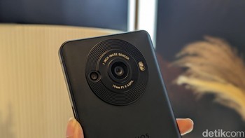 Kamera utamanya memiliki resolusi 47 MP menggunakan sensor berukuran 1 inch, ditemani dengan depth sensor 1,9 MP. Aquos R8s Pro mengusung chipset Snapdragon 8 Gen 2 dengan RAM 12GB dan memori internal 256GB. Foto: Virgina Maulita Putri/detikINET