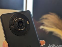 Wujud Sharp Aquos R8s Series, HP Flagship Masih Punya Headphone Jack