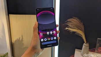 Layarnya masih menggunakan panel Pro IGZO OLED berukuran 6,6 inch dengan resolusi WUXGA+, refresh rate dinamis 1-240Hz, Dolby Vision, dan tingkat kecerahan puncak hingga 2.000 mAh. Foto: Virgina Maulita Putri/detikINET