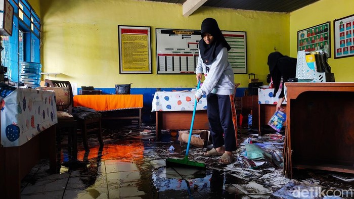 Siswa Bersih-bersih MTs Darussalam Cimahi yang Kebanjiran, Rabu (6/12/2023).