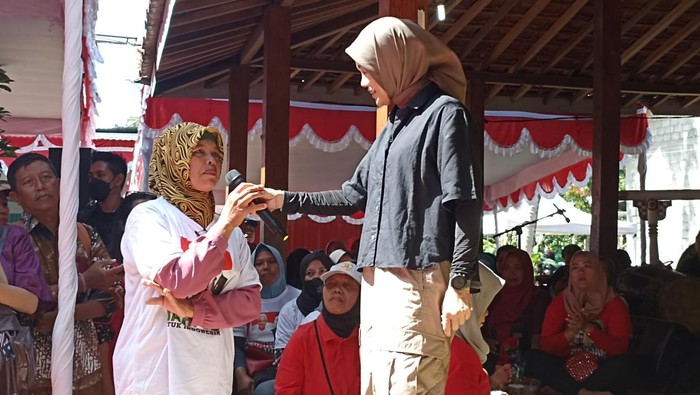 Istri calon presiden (capres) nomor urut 3 Ganjar Pranowo, Siti Atikoh, berdiskusi bersama kelompok wanita tani (KWT) di Kulon Progo. Kepada Atikoh, petani wanita curhat mengenai keberadaan tambang di pesisir Kulon Progo hingga ketidakjelasan harga bahan pokok.