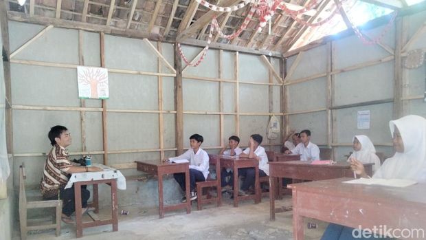 SMP IT Pancuh Tilu yang dibangun dengan hasil jualan sapu ijuk