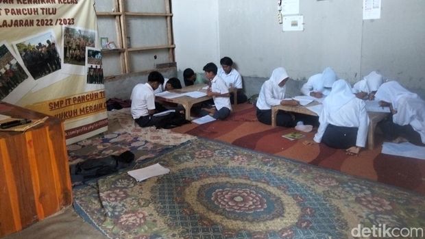 SMP IT Pancuh Tilu yang dibangun dengan hasil jualan sapu ijuk
