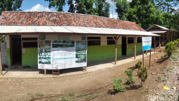 SMP IT Pancuh Tilu yang dibangun dengan hasil jualan sapu ijuk