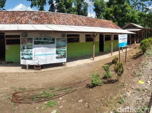Modal Jualan Sapu Ijuk, Eks Guru Honorer di Cianjur Bangun Sekolah Gratis