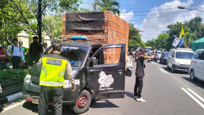 Polisi ketika menangani pikap yang menabrak dua pelajar di Simpang Tiga Janturan, Umbulharjo, Kota Jogja.