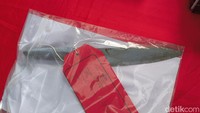 Pisau yang digunakan Hengki Pratama untuk menusuk mulut korban hingga tembus ke leher.