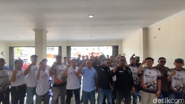 Barisan pemuda bersama Gibran (Baper) saat membuka kantor sekretariat di kawasan ringroad selatan, Druwo, Kalurahan Bangunharjo, Kapanewo Sewon, Kabupaten Bantul, Rabu (6/12/2023).