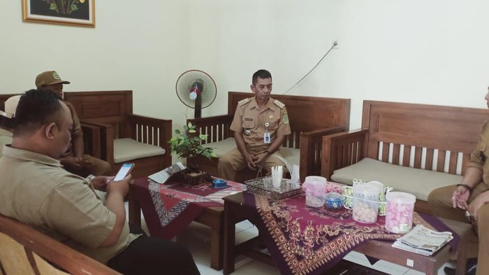 Tim Pemeriksa dan Lurah Genjahan berkoordinasi dengan Panewu Ponjong dalam proses Pemeriksaan Dugaan Pelanggan Disiplin Pamong Kalurahan Genjahan.
