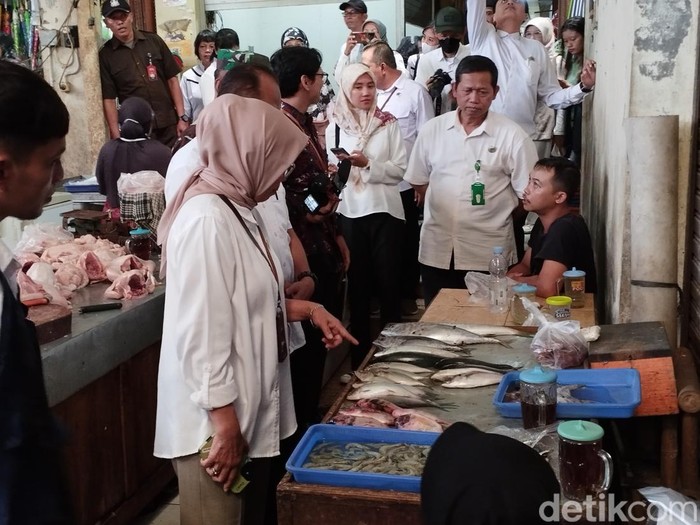 Tim Pengendali Inflasi Daerah DIY melakukan pemantauan di Pasar Wates, Kulon Progo, Rabu (6/12/2023).