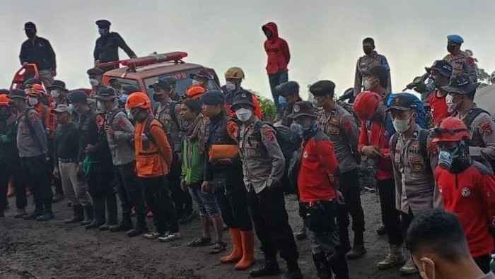 Tim SAR gabungan membagi tugas dan lokasi untuk mencari pendaki bernama Siska Alfina (dok Basarnas Padang)