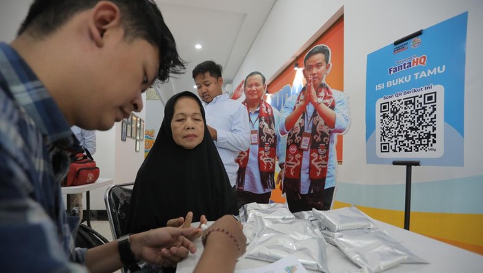 TKN Fanta Prabowo-Gibran Gelar Cek Kesehatan Gratis untuk Masyarakat Tim Kampanye Nasional (TKN) Fanta (Pemilih Muda) Prabowo Subianto - Gibran Rakabuming Raka, melalui program kampanye Fanta Health menggelar pemeriksaan kesehatan gratis untuk masyarakat umum di TKN Fanta Headquarter, Menteng, Jakarta Pusat, Rabu (6/12/2023).