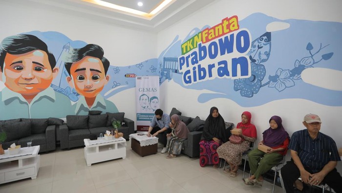 TKN Fanta Prabowo-Gibran Gelar Cek Kesehatan Gratis untuk Masyarakat Tim Kampanye Nasional (TKN) Fanta (Pemilih Muda) Prabowo Subianto - Gibran Rakabuming Raka, melalui program kampanye Fanta Health menggelar pemeriksaan kesehatan gratis untuk masyarakat umum di TKN Fanta Headquarter, Menteng, Jakarta Pusat, Rabu (6/12/2023).